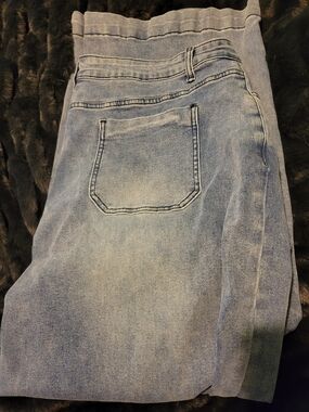 Light Wash Women’s Jeans - Classic Back Pocket Style